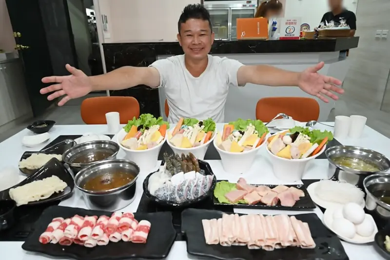 高雄火鍋推薦。喜憨兒生機好鍋 復興店｜豪華海鮮總匯、海陸雙拼、免費自助吧、聚餐約會推薦！ - 快樂的過每一天