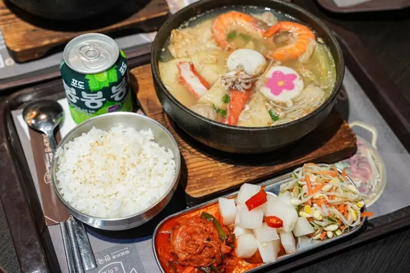 高雄美食｜海陸豆腐鍋配料豐富/大遠百美食街韓式料理推薦/梨花이화韓國料理