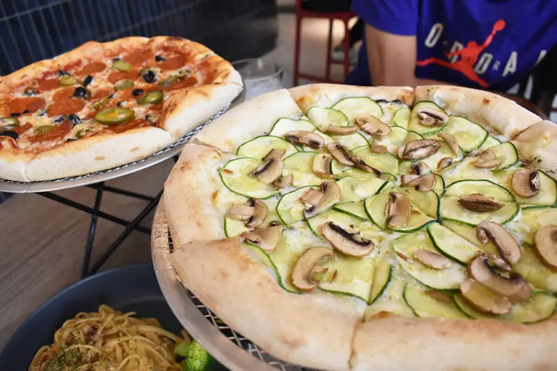 水湳美食｜現烤義式披薩「喜米披薩屋 Sammy's Pizzeria」中央公園客製化披薩，從麵粉開始製成手工餅皮