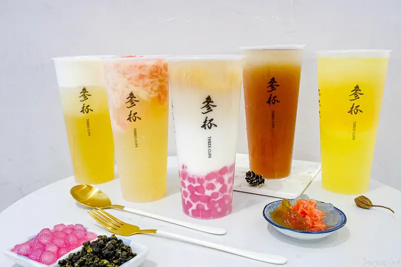 網路高聲量烏龍茶專賣，參杯紅烏龍鮮乳加鮮豔赤丸珍珠，白色網美風裝潢超好拍！