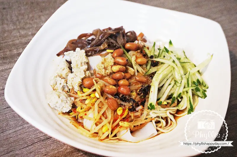 手作涼皮｜每日現作、限量、酸酸辣辣、滑嫩冰涼、涼皮好味道！龍潭美食推薦！ - 相片中的菲莉絲