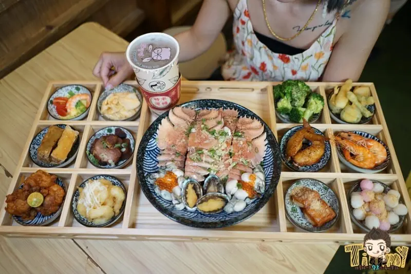 新竹市東區9宮格套餐已經不夠看了！ 12宮格套餐竟然可以舉重健身！ 享來點新推出外星異形蝦菇海鮮總匯滷肉飯！ (享來點.菜單營業時間地址電話) - 跟著踢小米吃喝玩樂趣