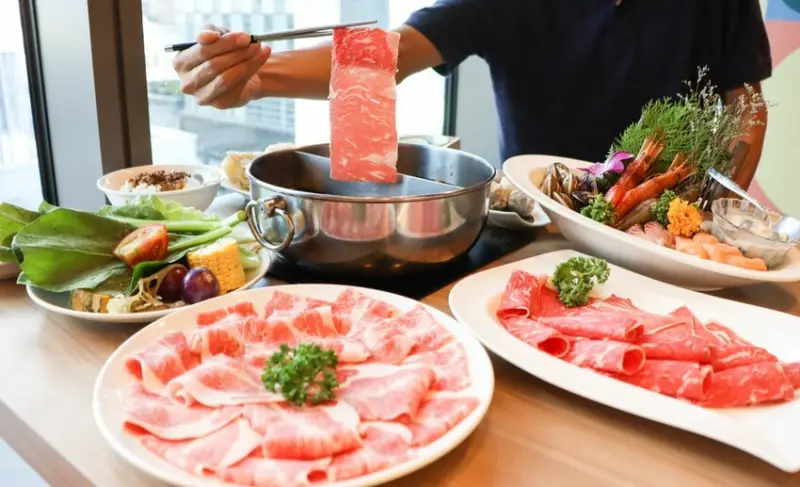 中山區知名火鍋店進軍百貨商圈，單點鍋物328元起就享有時蔬、自助吧吃到飽