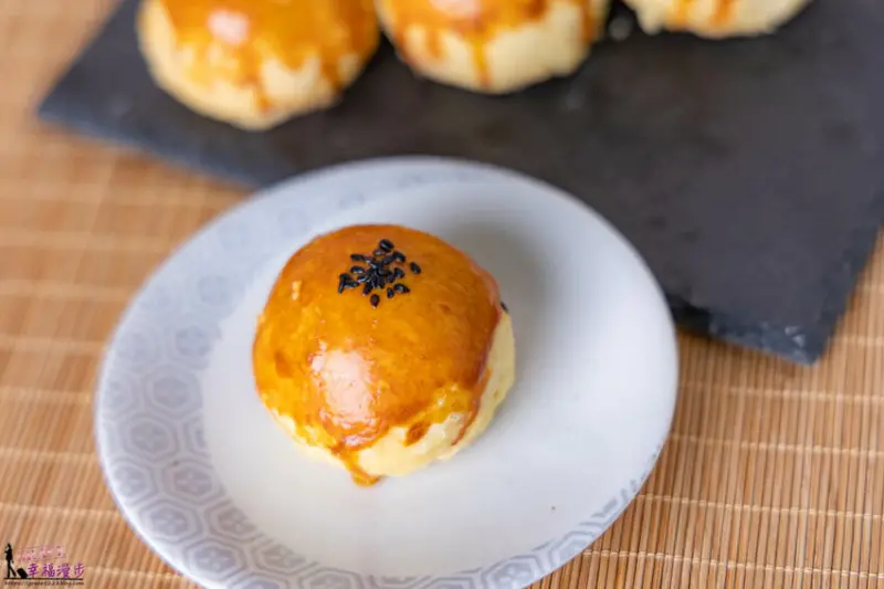 美玖里 Boulangerie Mikuri｜西區台中市–限量預訂的手工蛋黃酥，蛋黃油脂豐富且綿密，內餡又不會太甜膩