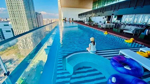 高雄頂級高空飯店【高雄承億酒店】全球唯一高空懸挑透明無邊際泳池/絕美高空酒吧360度飽覽無敵城市美景/全台最美的飯店