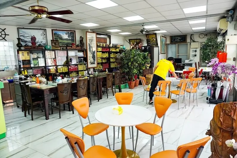 近新時代、lalaport可以品茶的冰店，以台灣茶製成消暑冰棒，還有可愛3D彩繪牆!台中東區梨山冰店