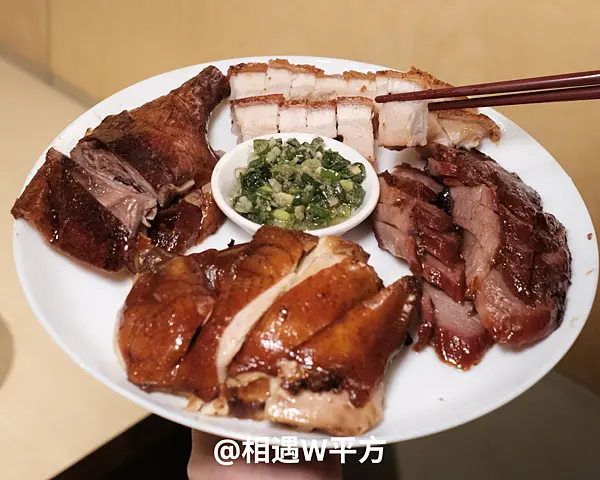 【台北美食】新德士港式燒臘 東區港式燒臘 平價美食 雙拼飯 三寶飯 港式叉燒 油雞便當 國父紀念館站 (10)