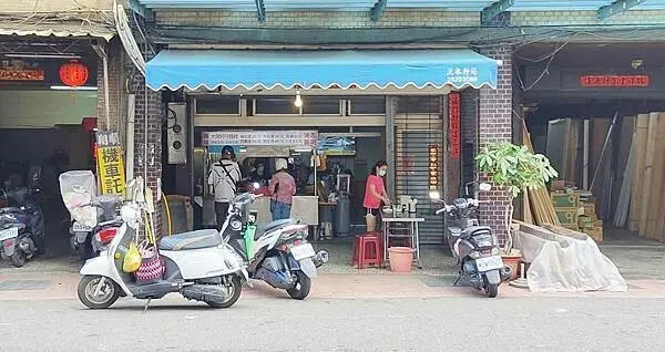 八里最有名的小吃店！問在地人最有名最好吃的小吃店，非這家莫屬，晚來還會吃不到，絕對是擁有超強實力，超