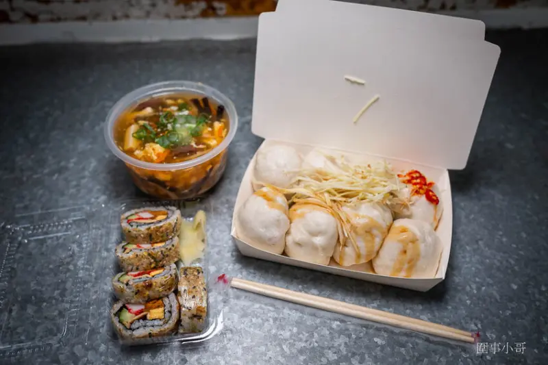 桃園蘆竹在地早餐推薦-貨櫃小籠包！皮Ｑ饀鮮甜～食材精華都鎖在小籠包裡啦～酸辣湯也是料多味美，連壽司都好好吃啦～