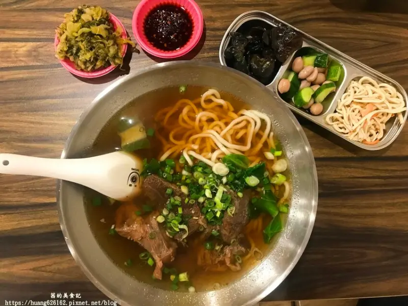 【新北三重區】三重美食推薦『王紀牛肉麵』✖凡點牛肉麵附小菜三樣✖飲料無限暢飲~