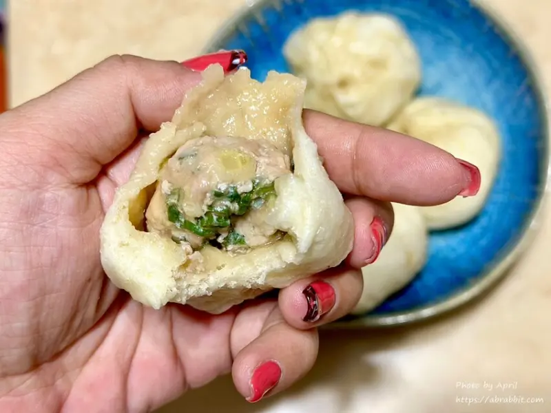 太平803國軍醫院對面的803小籠包，沒有座位只能外帶唷。