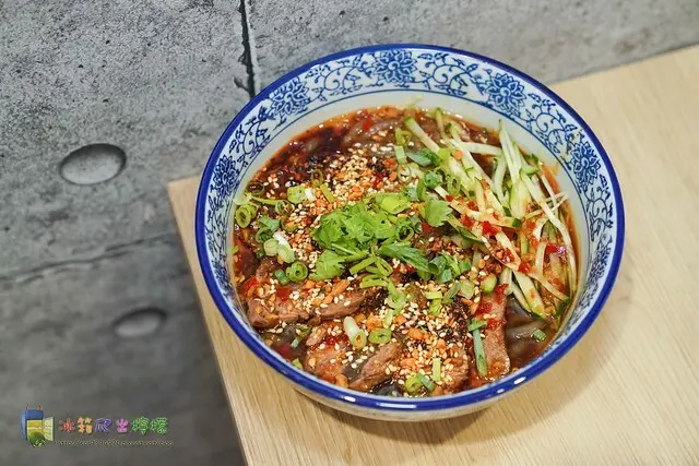 【食-新竹竹北】品田見麵❤超軟嫩牛腱心酸辣粉,酸爽開胃、令人百吃不厭❤以藤椒入湯頭的燒椒牛肉麵,香氣獨特、回味無窮❤老饕不容錯過的經典酸菜魚麵