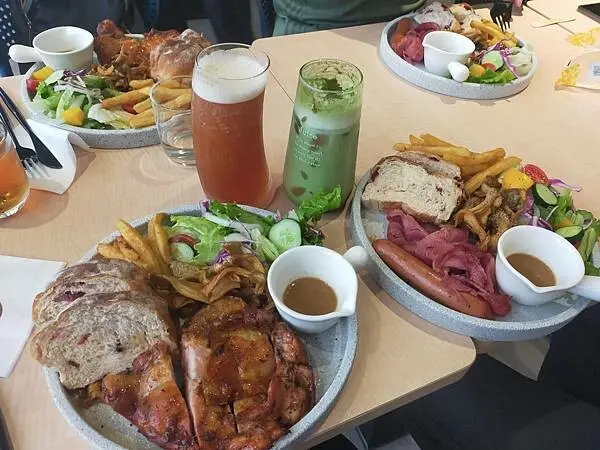 桃園中原大學內的阿曼娜咖啡~ARMENA COFFEE~寬敞的場地~讓心情也舒暢~