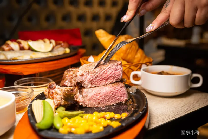 桃園火車站美食-鬥牛士經典牛排強勢回歸！厚實多汁的厚切牛排絕對不能錯過～還有內行人才知道的紅酒燉牛排更是美味動人啊～（邀約
