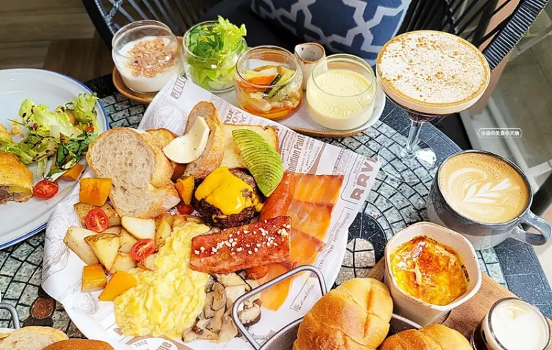 台中市西屯區2024台中最熱門的網美打卡早午餐，超狂份量Chill Chill滿足大拼盤，威靈頓牛排一大早就吃的到，一週只營業