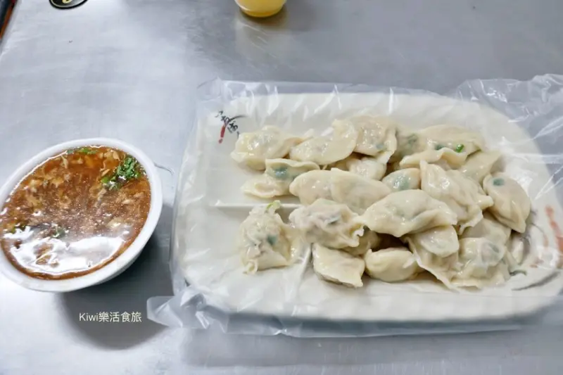員林華成水餃｜員林水餃推薦華成市場旁酸辣湯餃水餃(路邊攤)，現包水餃現場吃一顆4元豪便宜～