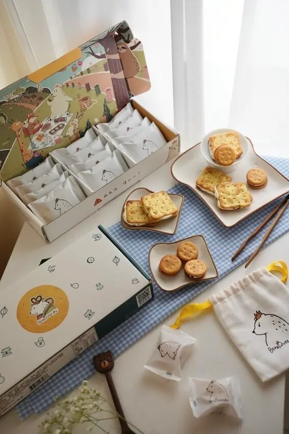 戴著可愛皇冠的熊熊【熊后BearQueen】不黏牙的香蔥酥打牛軋餅，中秋禮盒、年節禮盒推薦