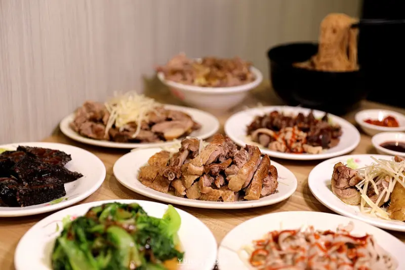 去骨鴨腿肉蓋好蓋滿 肉質Q彈軟嫩不油膩 清甜湯頭口齒留香續湯喝到飽！銅板宵夜美食