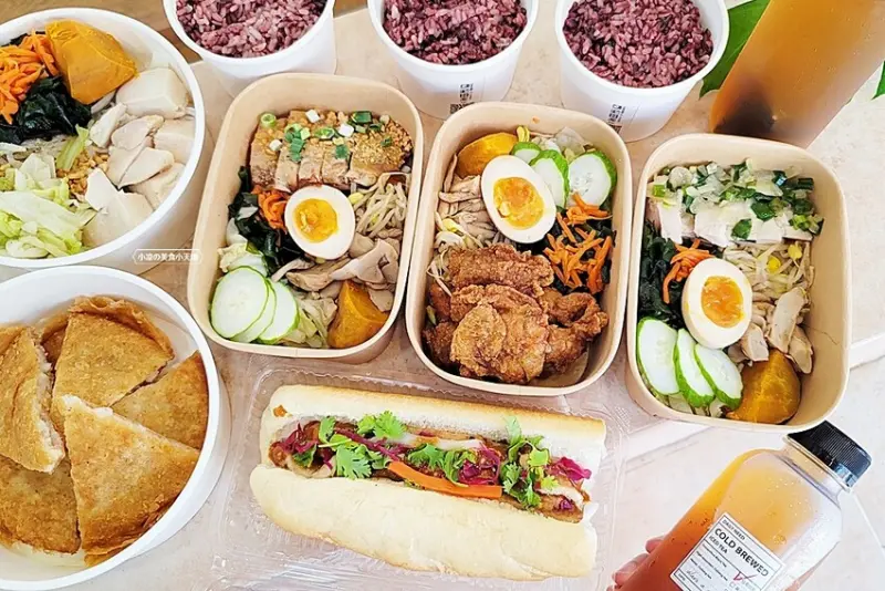 台中少見舒肥鹽水雞餐盒，15種主菜葷素任你挑，並結合28種越式料理，絕對滿足你挑剔的胃！