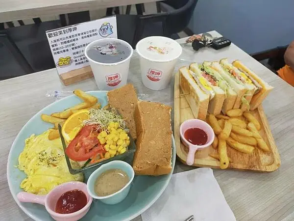 新北鶯歌厚呷早午餐~飲品~輕食現點現做~現場好多可愛娃娃公仔~讓人心情愉悅的早午餐店~無油煙味~
