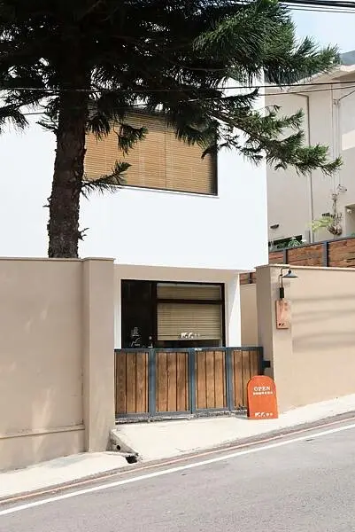 楊梅新開幕質感咖啡廳 狗店長超可愛