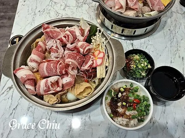 砸鍋賣鐵小火鍋～湯底口味選擇多，附飲料冰品自助吧，還有美味的滷肉飯＆豬油拌飯任添哦！（萬華．龍山寺）
