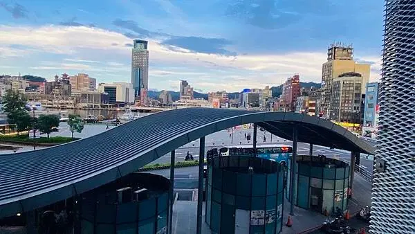 基隆新開景觀餐廳【壽司郎基隆站前店】基隆城際轉運站內/招牌必點基隆限定餐點/必點焦糖千層蛋糕銅板價就能享用/居高臨下欣賞基隆巿區美景