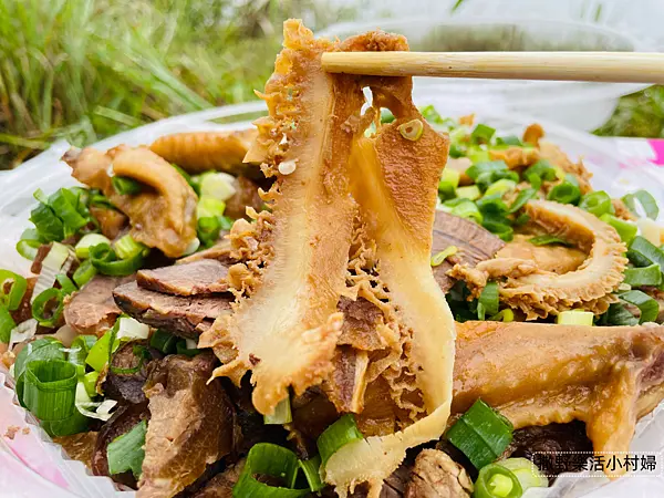 宜蘭》一周只賣三天｜老街裡的隱藏版巷弄美食【秋玉滷味】現切冷滷好滋味，老闆霸氣撒滿蔥花，人氣超旺早一點來買才不會搶光光