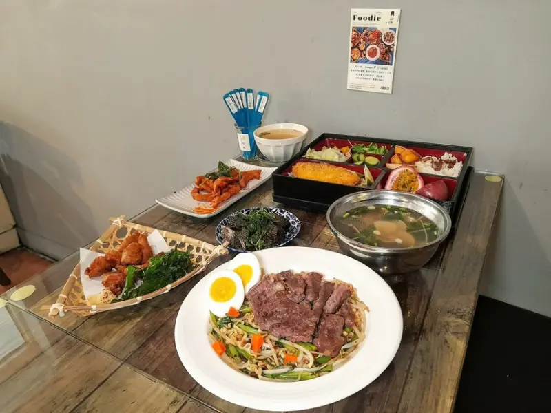 【美食】「小拾聚餐食料理・炒泡麵・鍋燒」科技大樓美食推薦，炒泡麵推薦、鍋燒麵推薦 (附菜單)