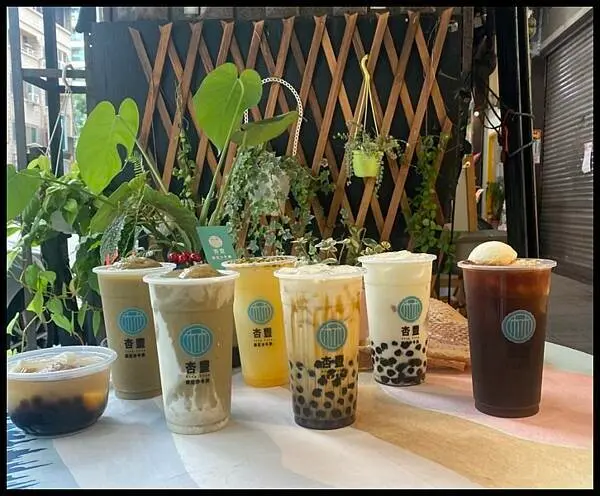 【台中綠豆沙/綠豆沙牛奶推薦】台中老牌綠豆沙【杏豐/双木林 綠豆沙牛奶】在東興路上開了全新門市啦！杯杯