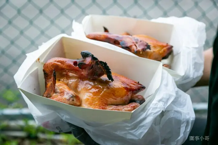 烤雞特攻隊來啦！現烤出爐的肥美烤雞要快點預訂喔～限量的烤全鴨也超美味，沒事先訂起來的話現場可能買不到呢～（邀約