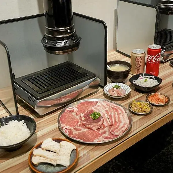 『台南美食』私烤一人燒肉就算邊緣人也能大口吃燒肉, 不用揪朋友自己就可以來吃！ 店內用餐座位少少,因為不能訂位  怪不得五點半不到就排滿用餐人潮！