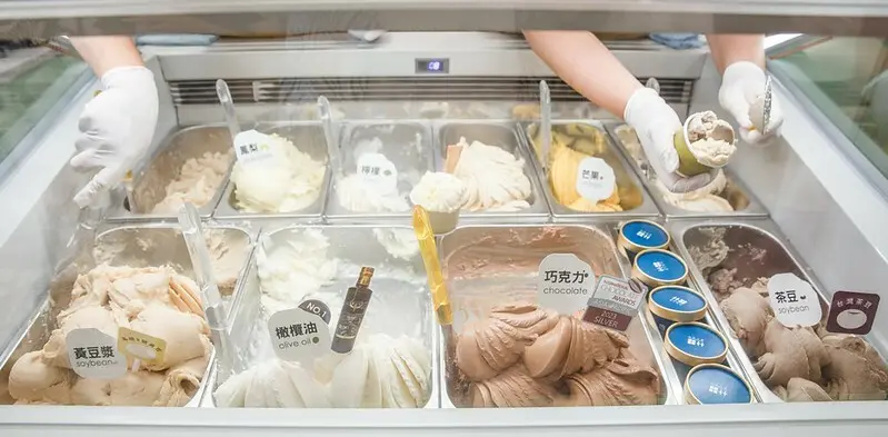 【屏東-竹田美食】兩人四口義式冰淇淋專賣店.屏東在地食材口味冰淇淋.醬油.茶豆.黃豆漿.巧克力.檸檬,還有西