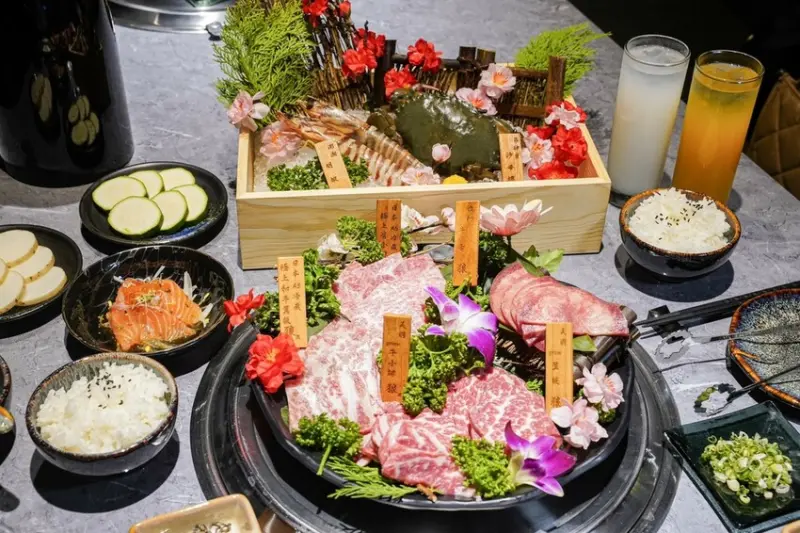 高雄美食｜新開幕黑色系質感燒肉/活體海鮮應有盡有私廚料理超好吃/狼道炭火燒肉