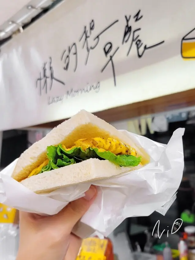[嘉義東區]懶的想早餐。最愛九層塔厚蛋現做三明治! #東市場早餐攤