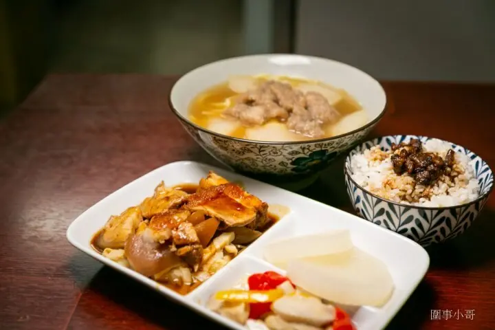 中壢南亞美食-月食堂，不起眼的小小店家竟然有著超好吃的招牌蹄膀！細火慢燉的懷舊手工排骨酥麵，更有超大碗的50元麻婆豆腐飯讓你吃好吃飽來啊～