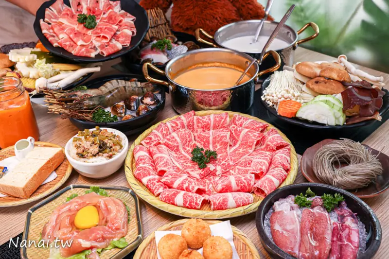 鍋泰山南洋鍋物台中大里店，超過30種蔬菜自助吧任你吃，冰淇淋、白飯、飲料通通有