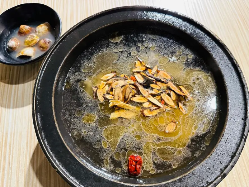 【狂一鍋 北大學成店】外國人來台必吃的台式火鍋，台味十足桌邊爆炒噴火秀！自助吧免費吃「北大特區」最潮最火鍋在這裡！