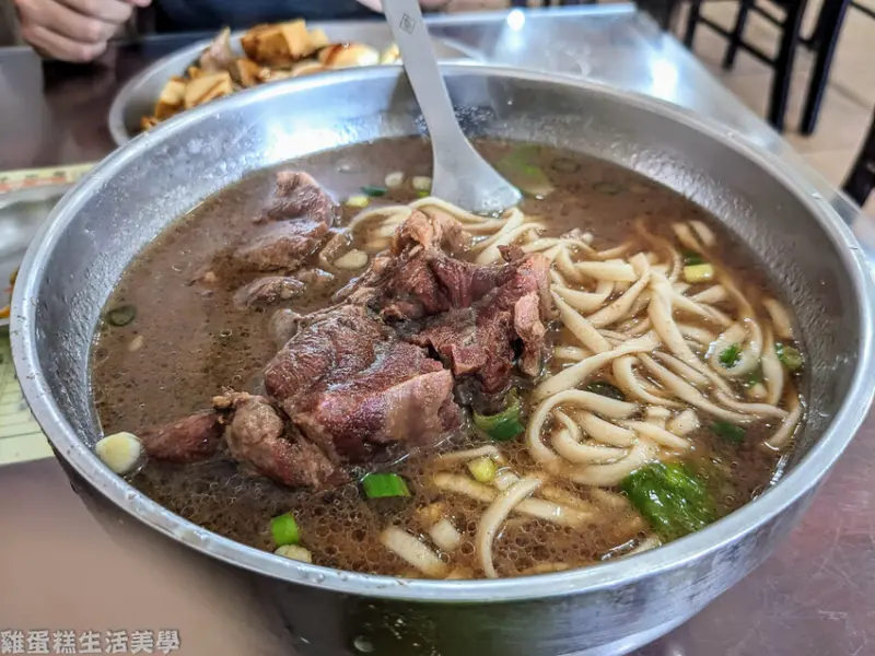【新竹食記】竹東阿德牛肉麵 - 碗跟臉盆一樣大的霸氣牛肉麵，牛肉超級大塊