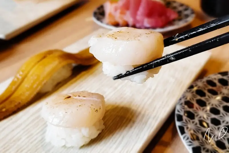 [嘉義東區]侍悟丸迴轉壽司-嘉義新生店。炙燒北海道干貝/蒲燒鰻魚/味噌牛筋燒/柚香和風牡蠣 #超愛玉子燒