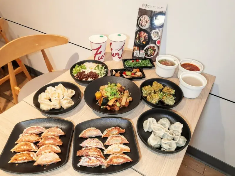 【美食】「芳珍蔬食 松山八德店」八方雲集蔬食 水餃、煎餃、鍋貼，松山蔬食推薦、蔬食美食推薦 (附菜單)