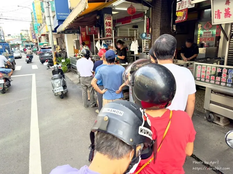 台中燒餅油條30年老店-太平人氣早餐，水煎包才10元，想吃先排隊！