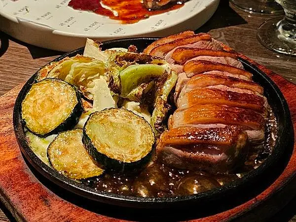 (胖樺食記)台北中山區超推薦餐酒館「at ease by Paul Lee」/星級主廚美味立食創意料理/Draft land調酒/無花果炸饅頭/鮮魚釜飯