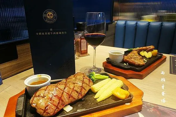 瀧厚炙燒熟成牛排｜三蘆美食再加一～致身體流著愛牛肉靈魂的你！逛連鎖賣場也可以吃到濕式熟成牛排～搭配套餐吃飽又划算！店內用餐湯品、飲品無限供應！