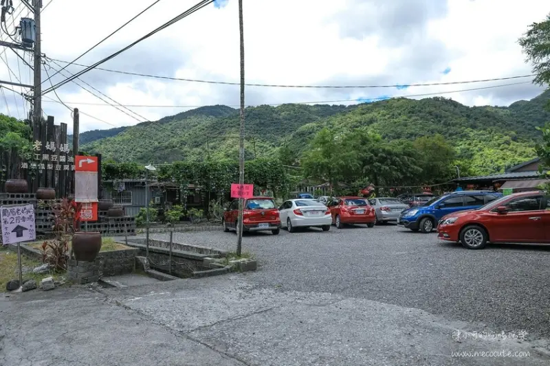 醬油行的本體是烤雞，菜單就一種選擇，甕缸雞三吃全餐超強！吃過會想念的烤雞～