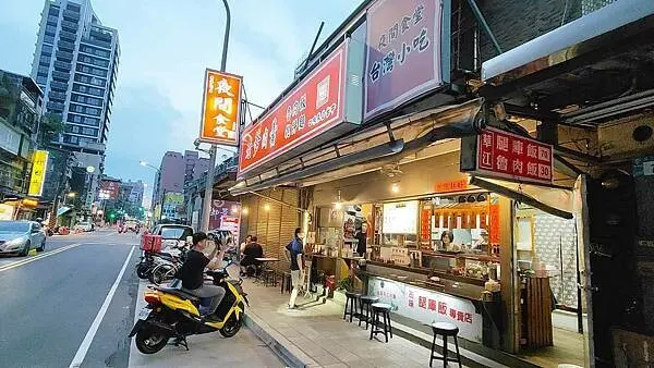 夜間食堂老爹肉羹｜板橋宵夜必吃美食，好吃的滷肉飯小吃店！