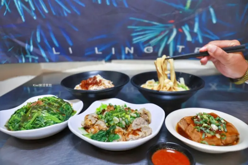 彰化美食老六麵館︱巷弄麵館超推鋪滿滿雞肉絲飯油蔥脆又香.紅油炒手辣醬很夠味.份量多CP值超高的麵館！近彰