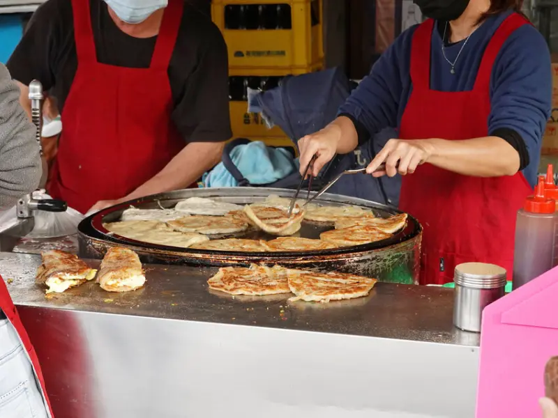 嘉義朴子—無名蔥抓餅｜現點現煎 軟糊蔥抓餅即使無名依舊人氣｜德星商店、配天宮、朴子第一市場