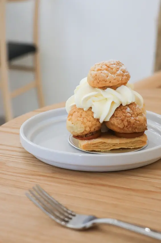 信義區新開幕 市政府站北歐質感咖啡廳 聖多諾黑泡芙塔好好吃！