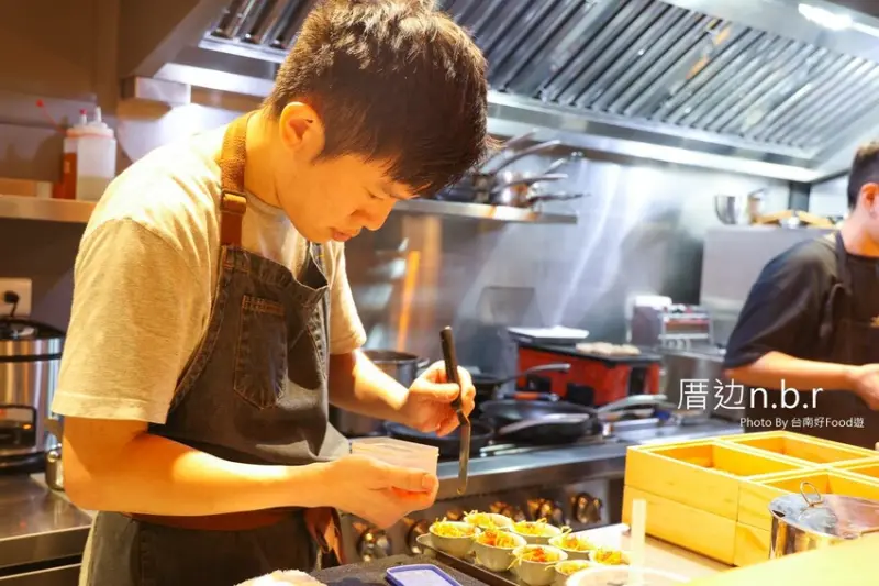 隱身台南東區巷弄的「厝边n.b.r 」以日式御節料理結合法式料理的精髓，品嘗洛杉磯米其林摘星餐廳經驗的主廚菲利浦的板前無菜單料理 @台南好Food遊